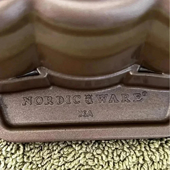 Nordic Ware Gingerbread Loaf Pan 12" - Picture 4 of 7